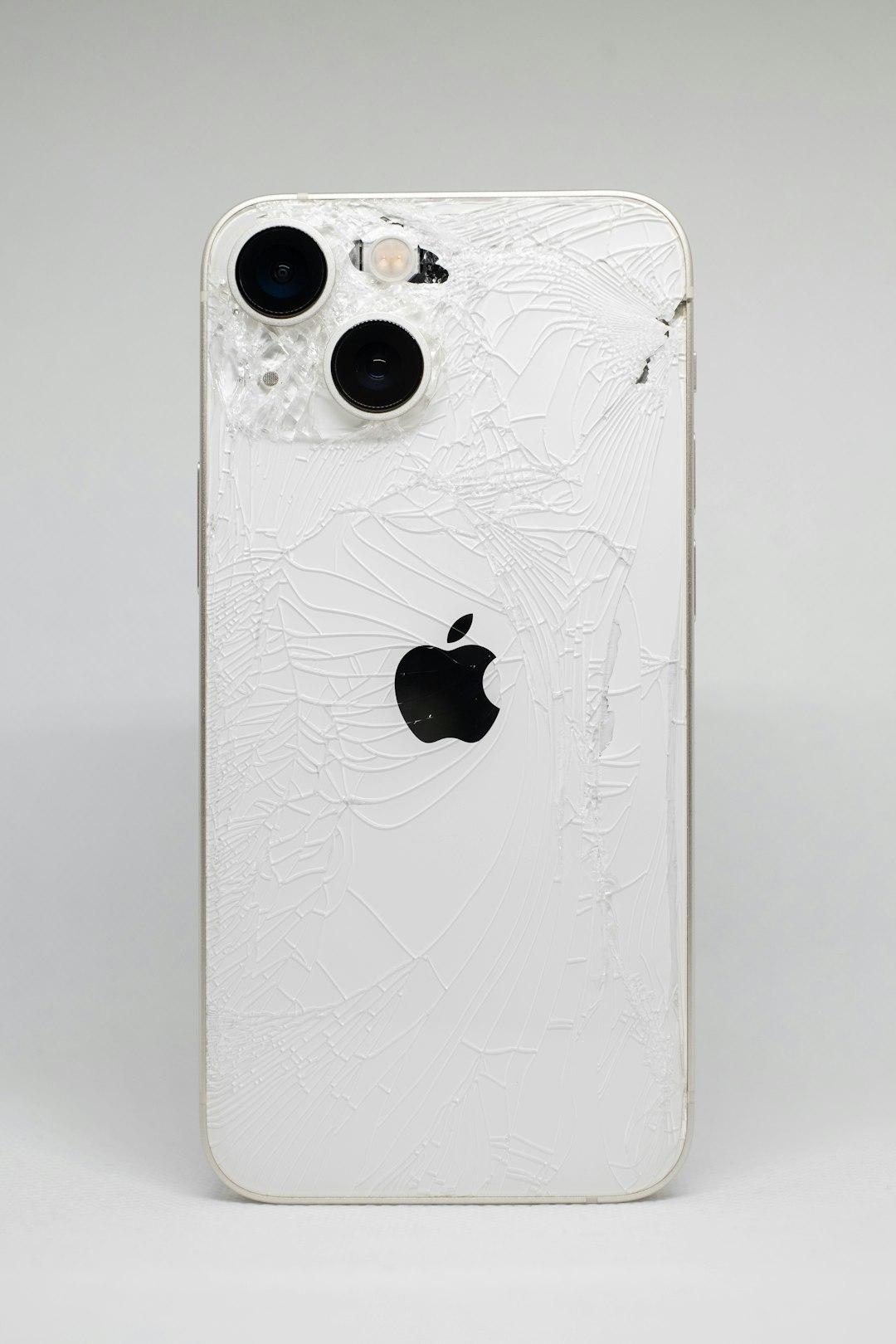 a-white-iphone-with-a-cracked-screen-bznz-n5qu5y